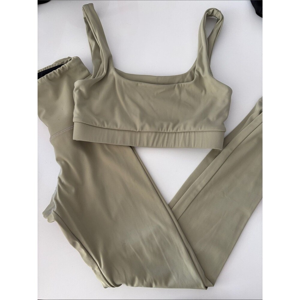 Strut-This Activewear Set - Sports Bra and Leggings in Sage Green